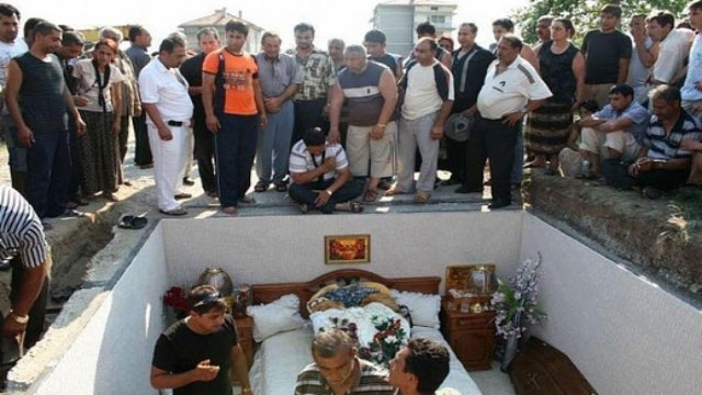 بالصور.. قبر الشحرورة “صباح” من خمس نجوم
