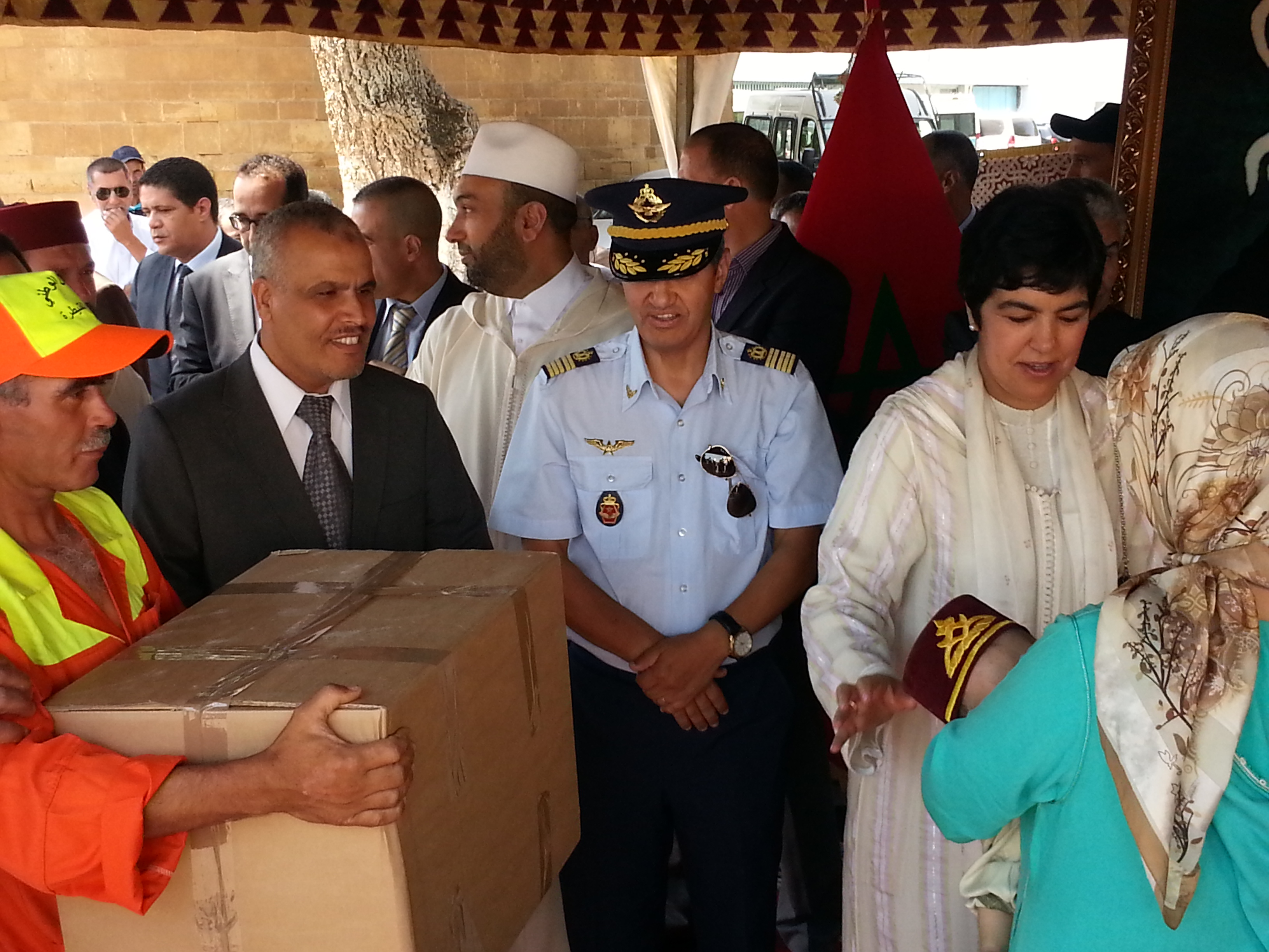ألقنيطرة  السيدة والي جهة الغرب الشراردة تشرف على عملية إعذار”ختان” جماعية للأطفال المعوزين بمستشفى الإدريسي