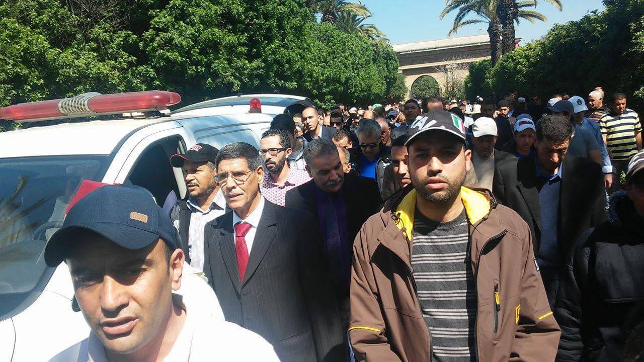 صور تشييع جثمان ” البرلماني المغتال بالرصاص ” عبد اللطيف مرداس ،بمقبرة الشهداء