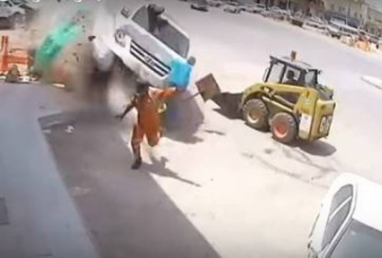 فيديو مروِّع .. عاملٌ ينجو بأعجوبة من سيارة انقضَّت عليه في السعودية شاهـد