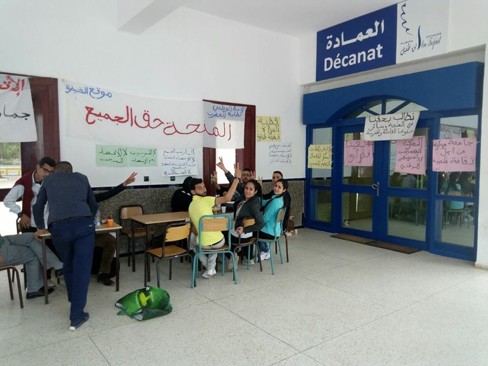 القنيطرة: طلبة ابن طفيل يستأنفون الدراسة بالاحتجاج والمبيت الليلي من أجل “المنحة للجميع”