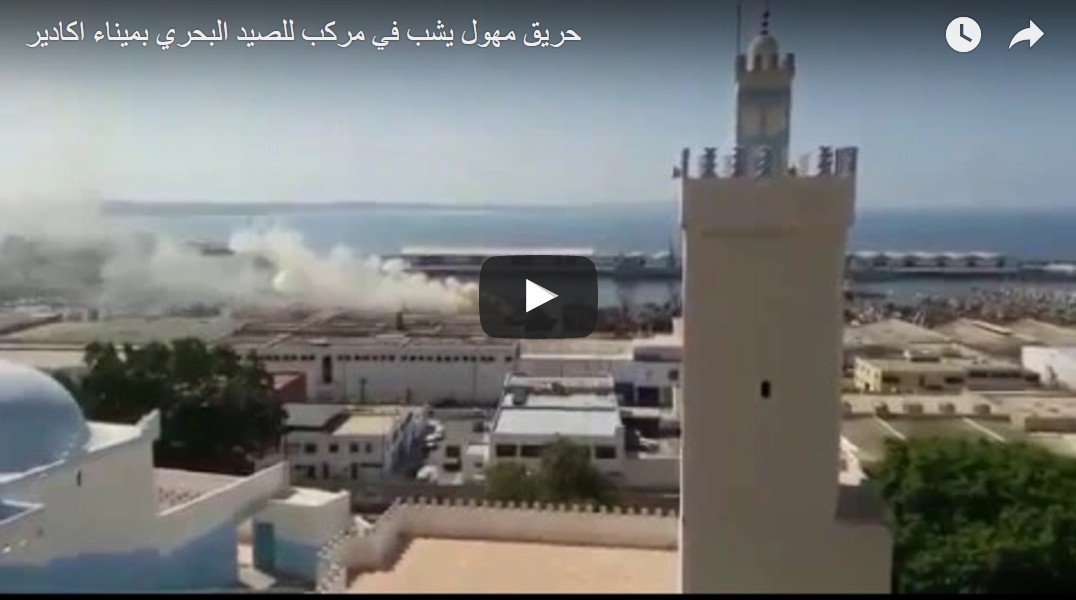 حريق مهول يشب في مركب للصيد البحري بميناء اكادير