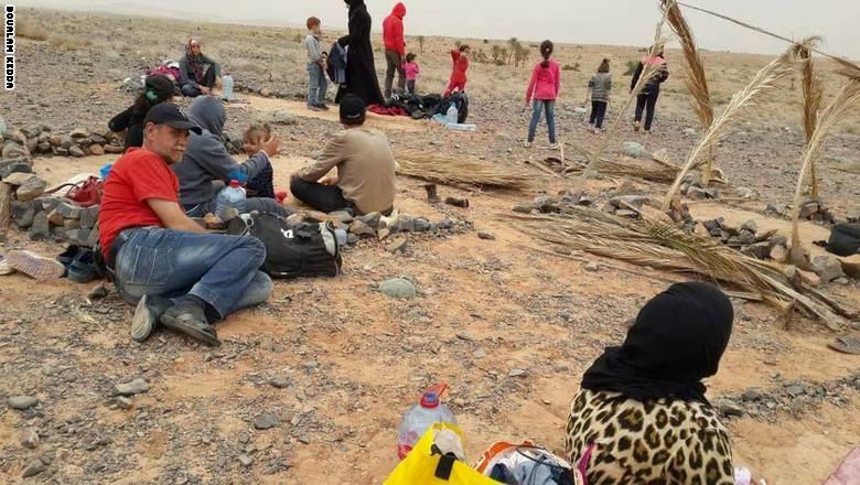 السوريون العالقون بالحدود المغربية الجزائرية يناشدون البلدين إنقاذهم