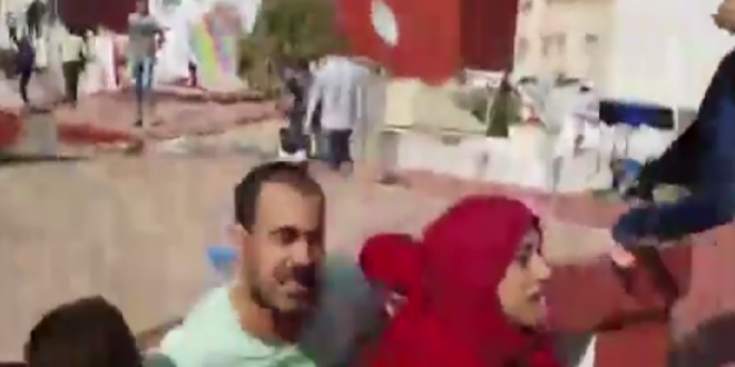 رشق القوات العمومية بالحجارة من طرف بعض المحتجين بالحسيمة من فوق سطح منزل الزفزافي