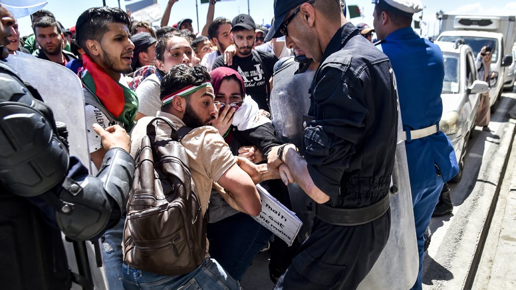 الجزائر: إصابة 24 شرطيا بجروح في مواجهات مع عاطلين عن العمل