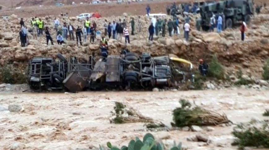 لحظة انقلاب حافلة لنقل المسافرين صباح اليوم الأحد قرب الرشيدية