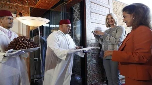حلت السيدة إيفانكا ترامب، مستشارة الرئيس الأمريكي، دونالد ترامب، اليوم الأربعاء بمطار الرباط- سلا، وذلك في زيارة للمغرب.