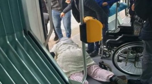 الرباط…مراقب بالترام يعنف سيدةً من ذوي الإحتياجات الخاصة، والإدارة تذخل على الخط