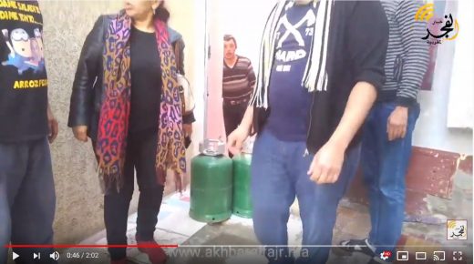 مبادرة انسانية : صاحب محل تجاري يقوم بمنح قنينات غاز مجانية للأرامل والمحتاجين