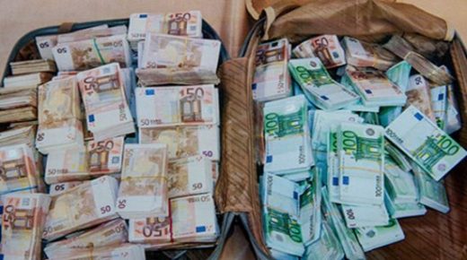 شرطي إسباني يضبط مغربيين حاولا إدخال مبلغ ضخم من عملة الأورو