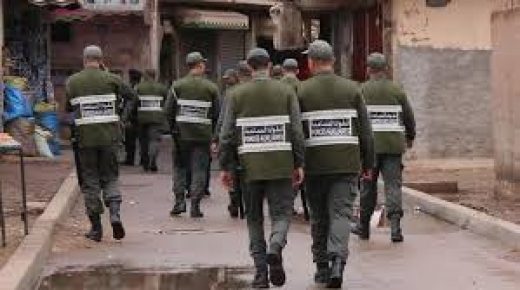 عنصرين من القوات المساعدة، بمنطقة حومة الشوك في طنجة، يعنفان نائب وكيل الملك