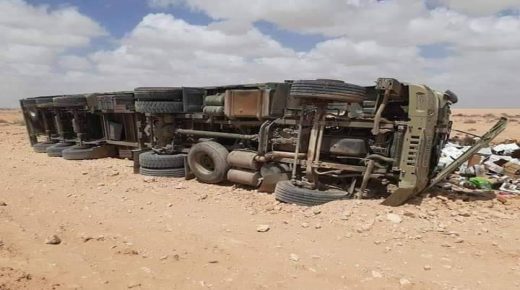 إنقلاب شاحنة عسكرية محملة بالمواد الغذائية