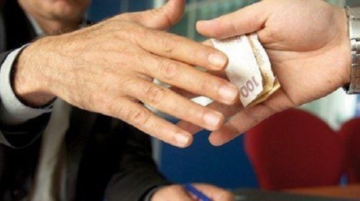 توقيف عون سلطة عن العمل بعد ظهوره في شريط فيديو يوثق تسلمه مبلغا ماليا من سيدة
