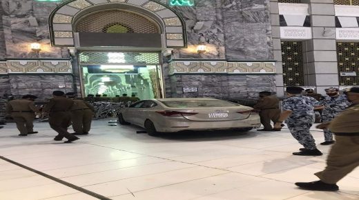 سيارة مدنية تقتحم الحواجز المحيطة بالحرم المكي