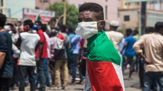 الخرطوم.. في تظاهرات مطالبة بتصحيح مسار الثورة وأخرى تطالب بإسقاط الحكومة، إغلاق طرق رئيسية والشرطة تفرق متظاهرين