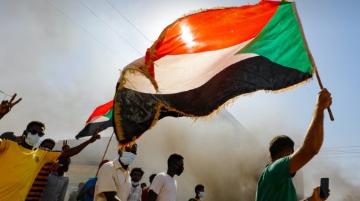 الشرطة السودانية تفرق متظاهرين قرب القصر الرئاسي في ذكرى الثورة