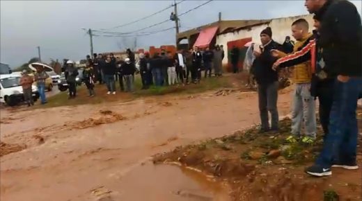 القنيطرة : فيضان مياه الأمطار يتسبب في إغلاق الطريق بالقلالشة نواحي منطقة المناصرة