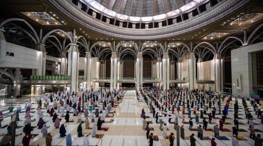 مسلمو ماليزيا وإثيوبيا وقرغيزستان يؤدون أول صلاة تراويح