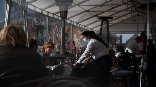 إنفاق المستهلكين يرتفع 4.2% في أمريكا خلال مارس والدخل الشخصي يقفز 21.1%