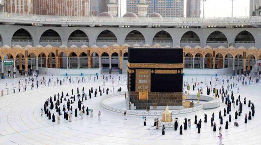 السعودية : أداء مناسك العمرة سيقتصر على من تلقوا تطعيم كورونا