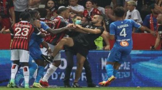 فيديو صادم … الجماهير تقتحم الملعب وتحاول الاعتداء على لاعب