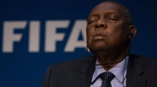 الاتحاد الدولي لكرة القدم “فيفا” يقرر إيقاف عيسى حياتو و تغريمه ماليا