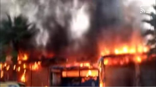 (صور).. النيران تلتهم أكشاك ساحة بئرزران بمدينة القنيطرة