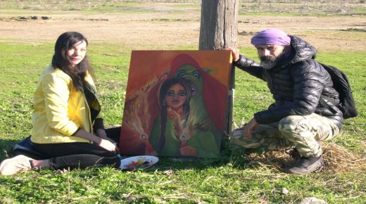 الفنانة التشكيلية صارة ظفر الله رئيسة جمعية أجيالكم بمشرع بلقصيري تصنع الحدث الفني