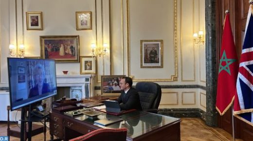 السيد حكيم حجوي يقدم نسخا من أوراق اعتماده للسلطات البريطانية