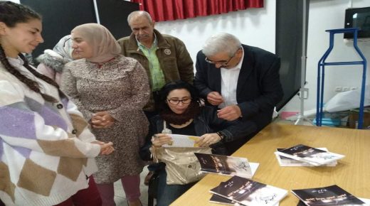 توقيع ديوان هديل يمامة القصر الكبير للشاعرة منى بنحدو