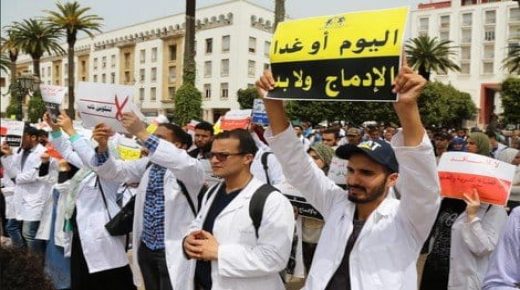 وقفة تضامنية بالقصر الكبير بعد إصدار أحكام قضاءية في حق “أساتذة متعاقدين”
