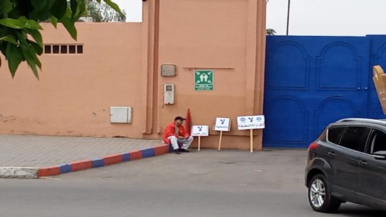 (بالصور).. اعتصام مفتوح أمام مقر شركة ارما للنظافة بمراكش من طرف أحد العمال المطرودين مؤخرا