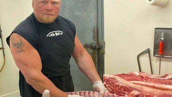 هذه حقيقة صورة توزيع المصارع الأميركي بروك ليسنر للحوم في عيد الأضحى