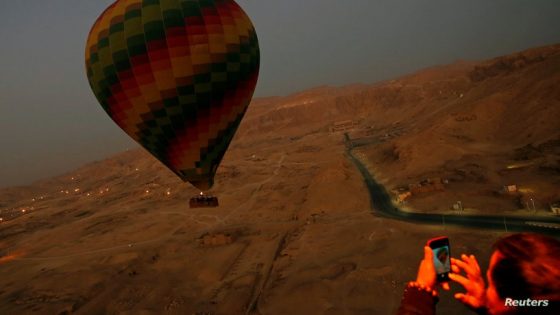 مصر.. وقف طيران المناطيد السياحية بعد إصابة شخصين