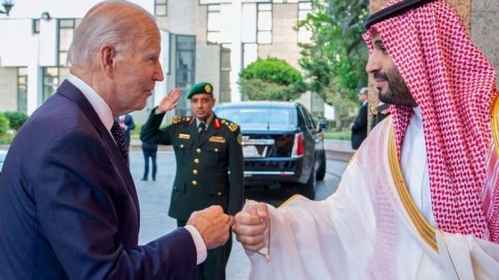 ‘”مكسب لبايدن”.. هكذا السعودية تعلق على مصافحة “قبضة اليد”