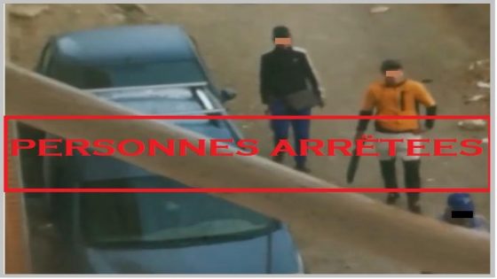 بعد انتشار فيديو لهما بمواقع التواصل الاجتماعي.. توقيف شخصان يحملان أسلحة بيضاء في ظروف من شأنها تهديد سلامة الاشخاص والممتلكات