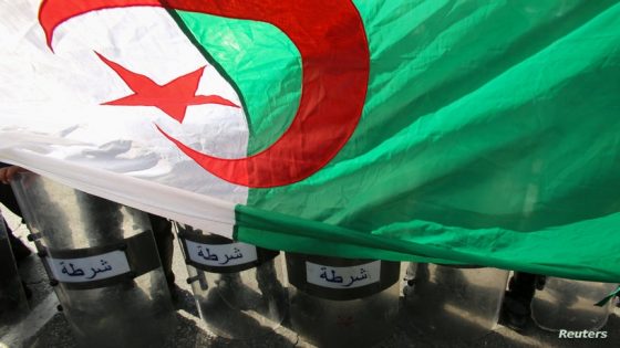 بالسيوف والمولوتوف.. عشرات الأفارقة يعتدون على عائلة جزائرية