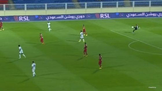 هدف “تاريخي” لحارس مرمى بالدوري السعودي يشعل مواقع التواصل