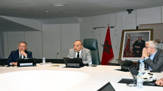 بحضور فوزي لقجع… عبد السلام بلقشور يترأس اجتماع العصبة الوطنية لكرة القدم الاحترافية مع رؤساء لأندية الاحترافية بقسميها الأول والثاني