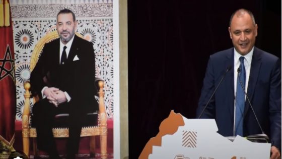 رفض وزير الصناعة والتجارة المغربي، رياض مزور، التحدث بالفرنسية عندما طلب منه أحد الصحفيين
