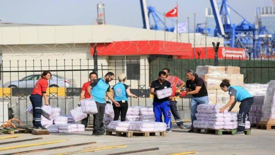 السفينة التركية تصل الى شواطئ مصر بالعريش وتحتوي على عشرات سيارات الاسعاف و8 مستشفيات ميدانية بالإضافة إلى أطنان ضخمة من المواد الغذائية والطبية وطواقم طبية متخصصة…..فمن يفتح الحدود ؟