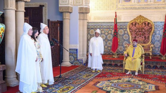 استقبل الملك محمد السادس، اليوم الخميس بالقصر الملكي بالرباط، الأعضاء الجدد المعينين بالمحكمة الدستورية