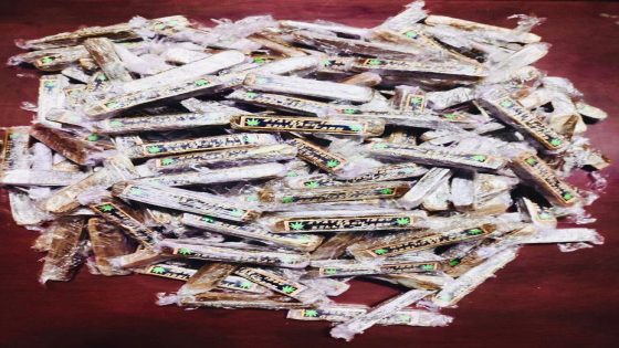 توقيف ثلاثة أشخاص احدهم من ذوي السوابق القضائية، وذلك للاشتباه في تورطهم في حيازة و ترويج المخدرات .