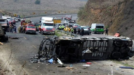 لقي أربعة أشخاص على الأقل مصر عهم، وأ صيب 14 آخرون اليوم الأحد