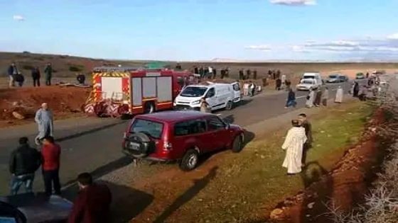 حادث سير مأساوي انقلاب سيارة “بيكوب” تنقل عاملات الضيعات الفلاحية بتراب بسيدي امحمد الدليل إقليم شيشاوة .