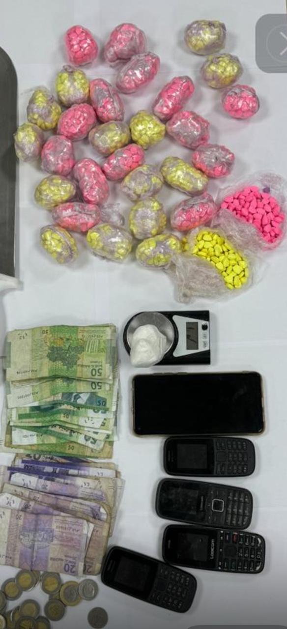 حجز 3000 قرص مخدر و40 غرام من مخدر الكوكايين، وتوقيف شخص يشتبه في تورطه في قضية تتعلق بحيازة وترويج المخدرات والمؤثرات العقلية.