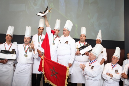 فاز المغرب، اليوم الخميس بمراكش، بنسخة 2024 من مسابقة الطبخ المرموقة “Bocuse d’Or Afrique”، وذلك في إطار البطولة الرسمية للطهاة الأفارقة.