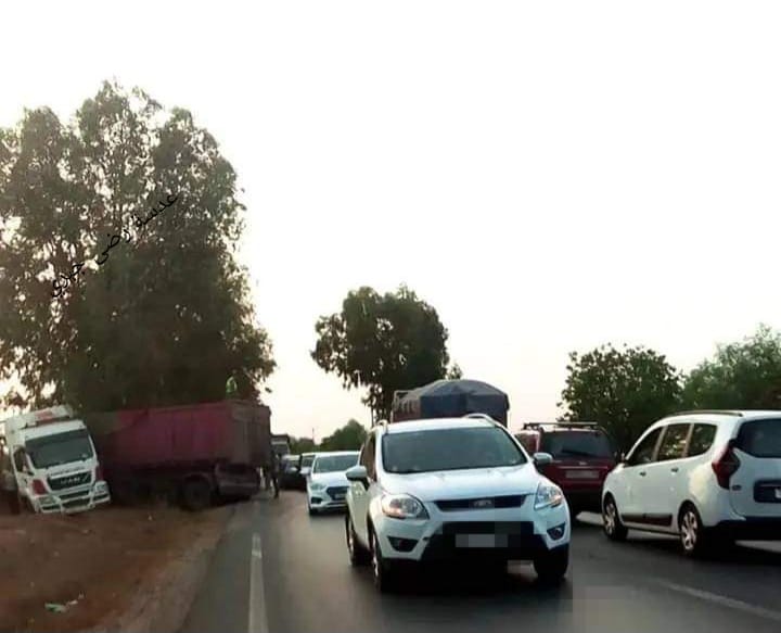 حادث خروج شاحنة عن مسارها بالطريق الوطنية بين تيفلت وسيدي علال البحراوي: الثالث هذا المساء