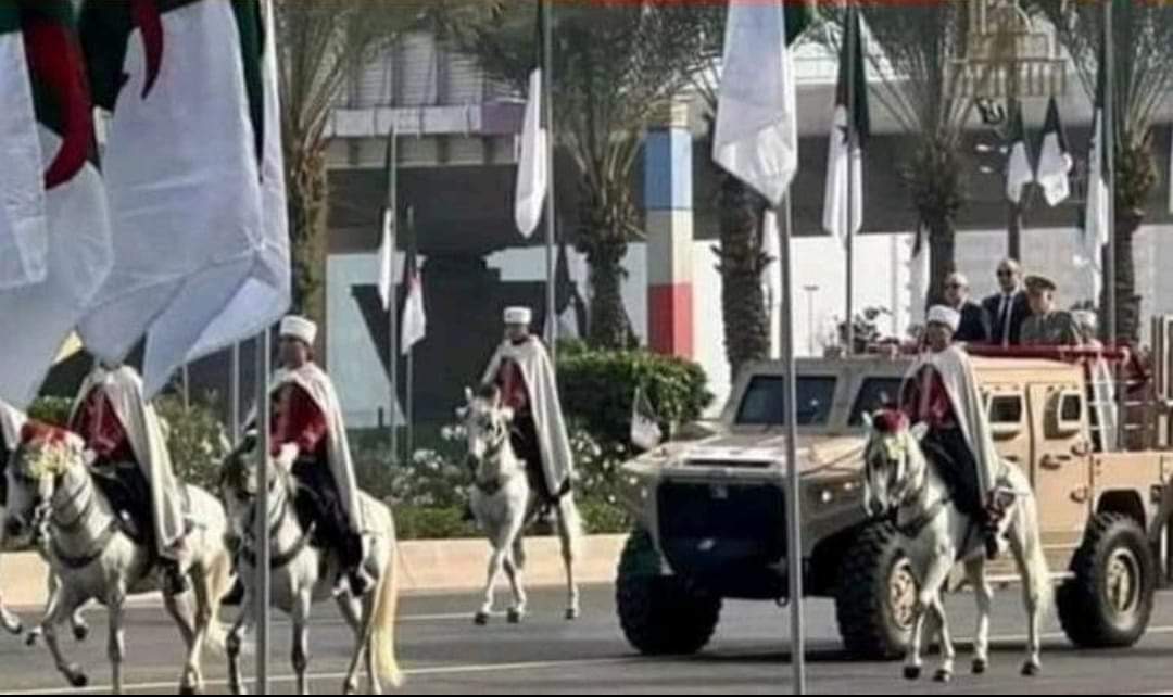 ستعراض احتفالي في الجزائر يُثير سخرية واسعة على وسائل التواصل الاجتماعي بسبب “التقليد الواضح” للاستقبال الملكي المغربي