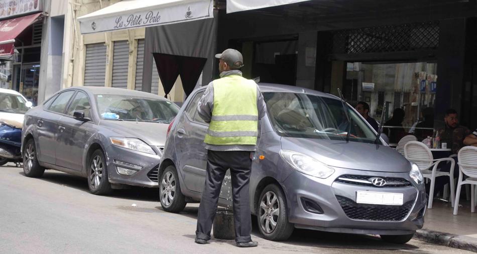 أصدرت غرفة الجنايات الابتدائية بمحكمة الاستئناف بطنجة حكمًا يدين شابًا يعمل حارسًا للسيارات بتهمة السرقة الموصوفة